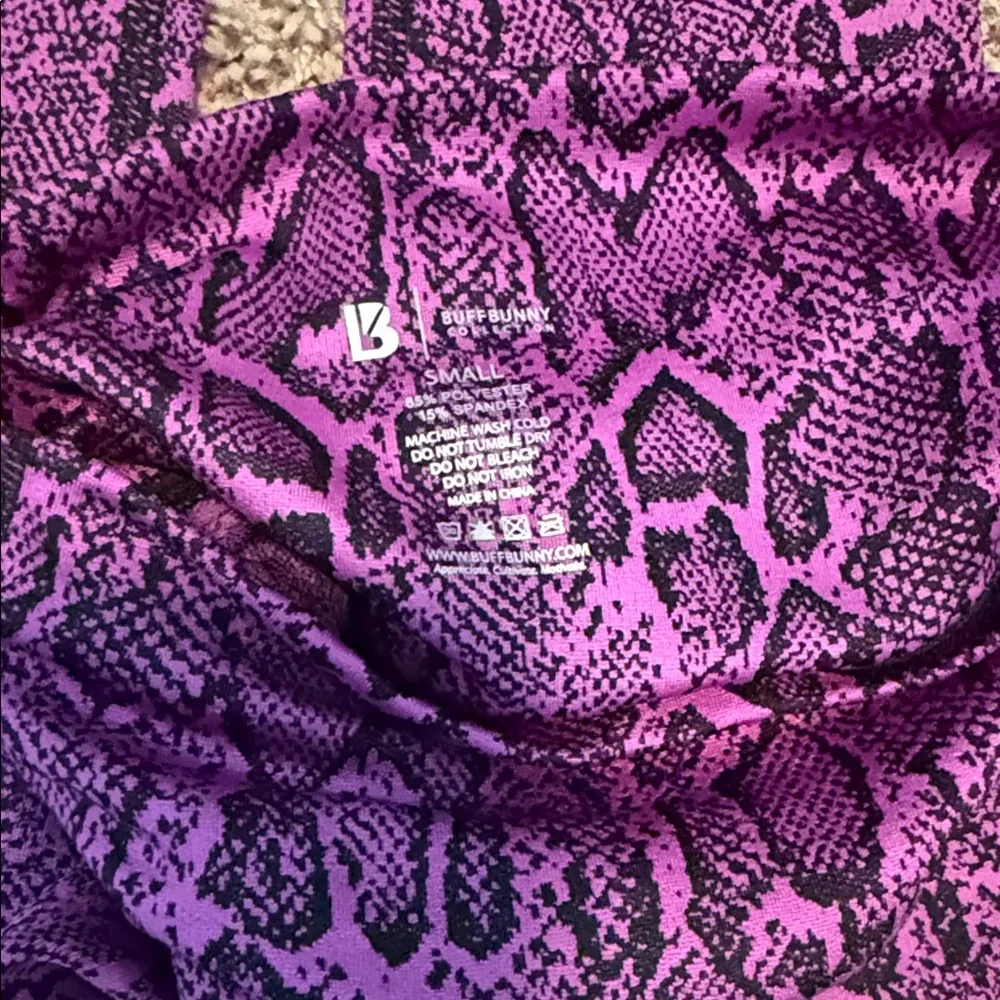 Buffbunny NWT size small Purple Snake Print Leggings - Picture 3 of 4
